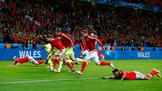 Los jugadores de Gales se tiraron en plancha tras el pitido final. (Getty)