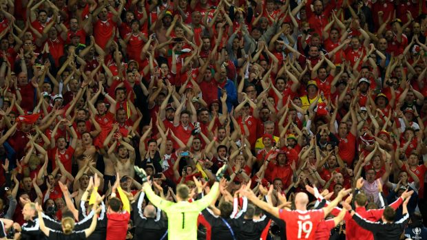 Los jugadores de Gales agradecen el apoyo de la afición. (Getty)