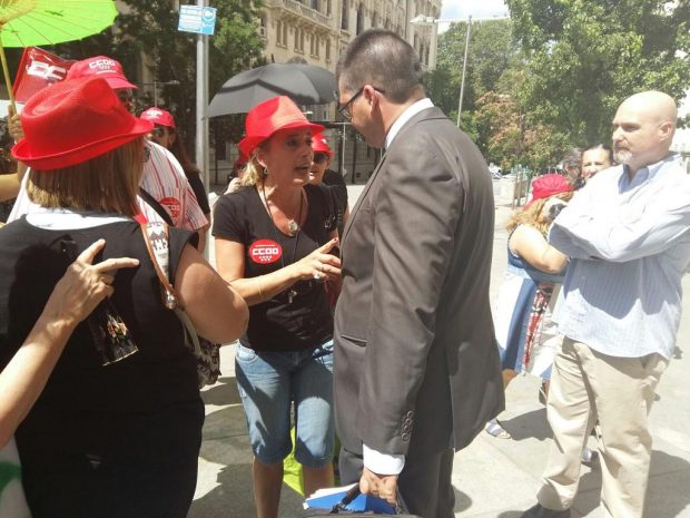 El concejal de Economía, Carlos Sánchez Mato, hablando con sindicalistas. (Foto: TW)