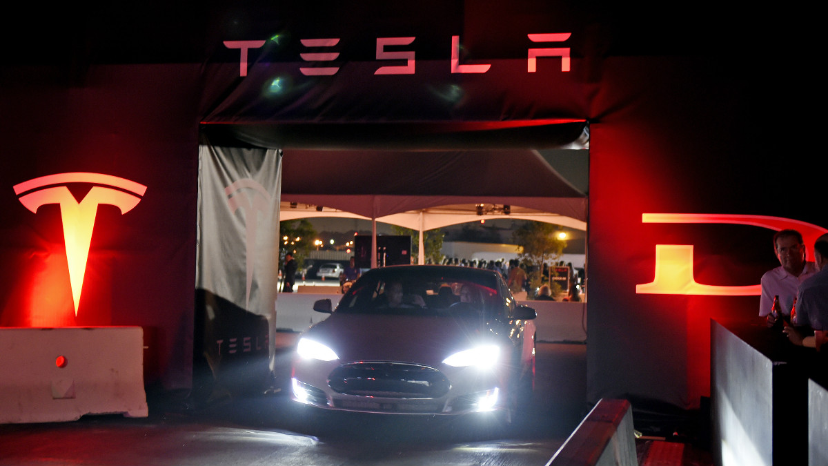 Coche de conducción automática Tesla. (Foto: Getty)
