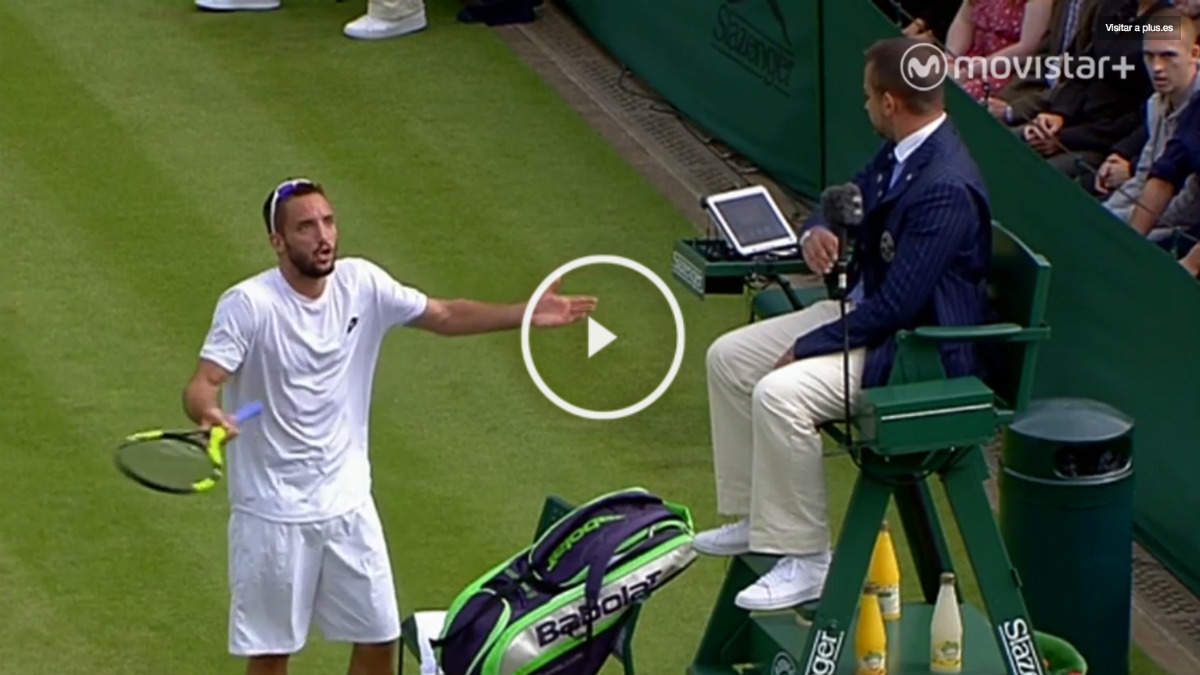 Troicki, en medio de su protesta al árbitro.