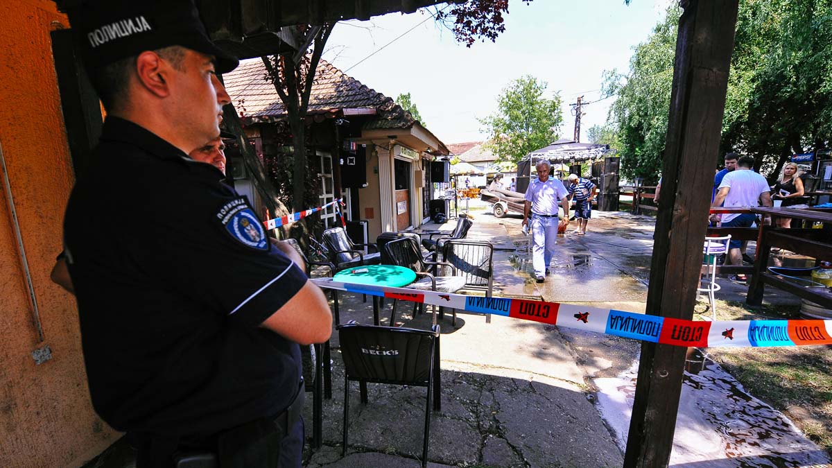 Un policía serbio custodia el lugar donde se produjo la matanza. (Foto: AFP)
