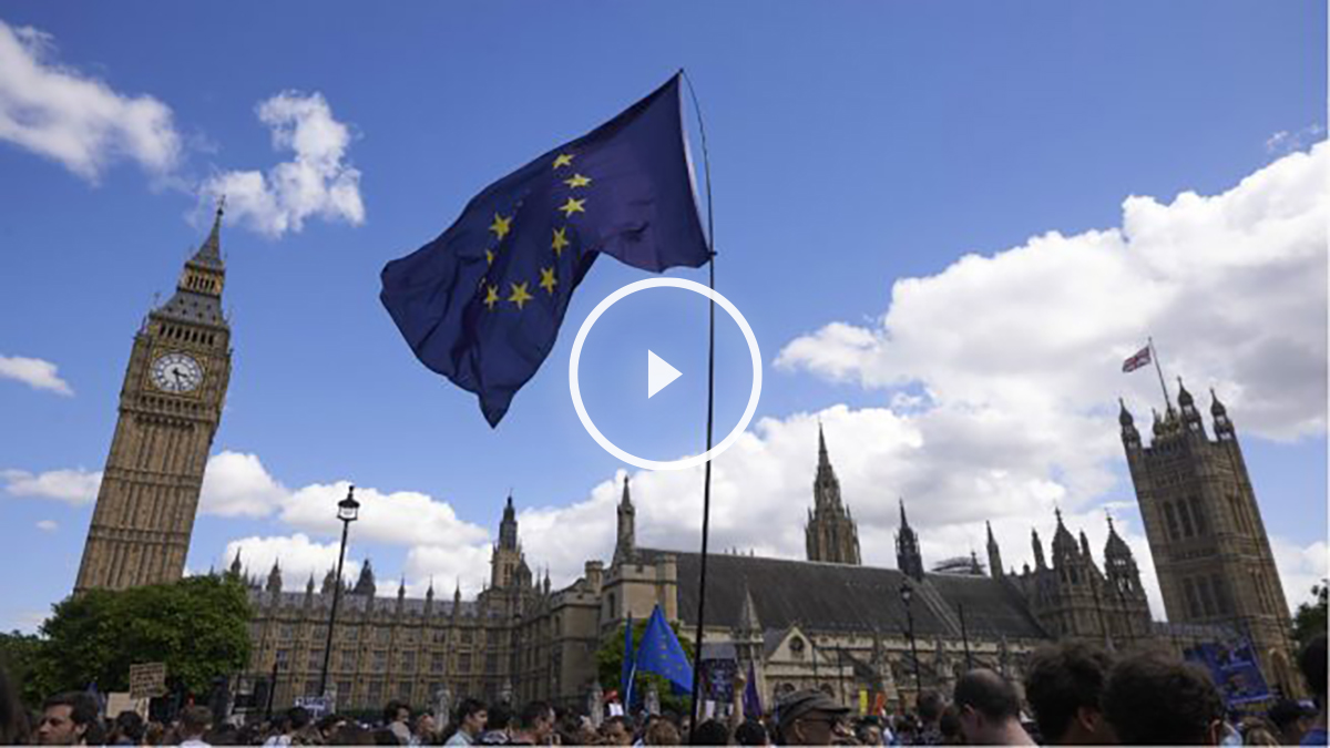 Decenas de miles de británicos ante el Parlamento de Westminster contra el Brexit. (AFP)