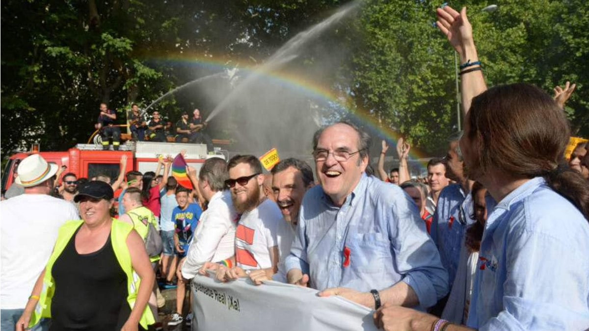 El portavoz del PSOE en la Asamblea de Madrid, Ángel Gabilondo, junto a Pablo Iglesias, en la marcha del Orgullo.