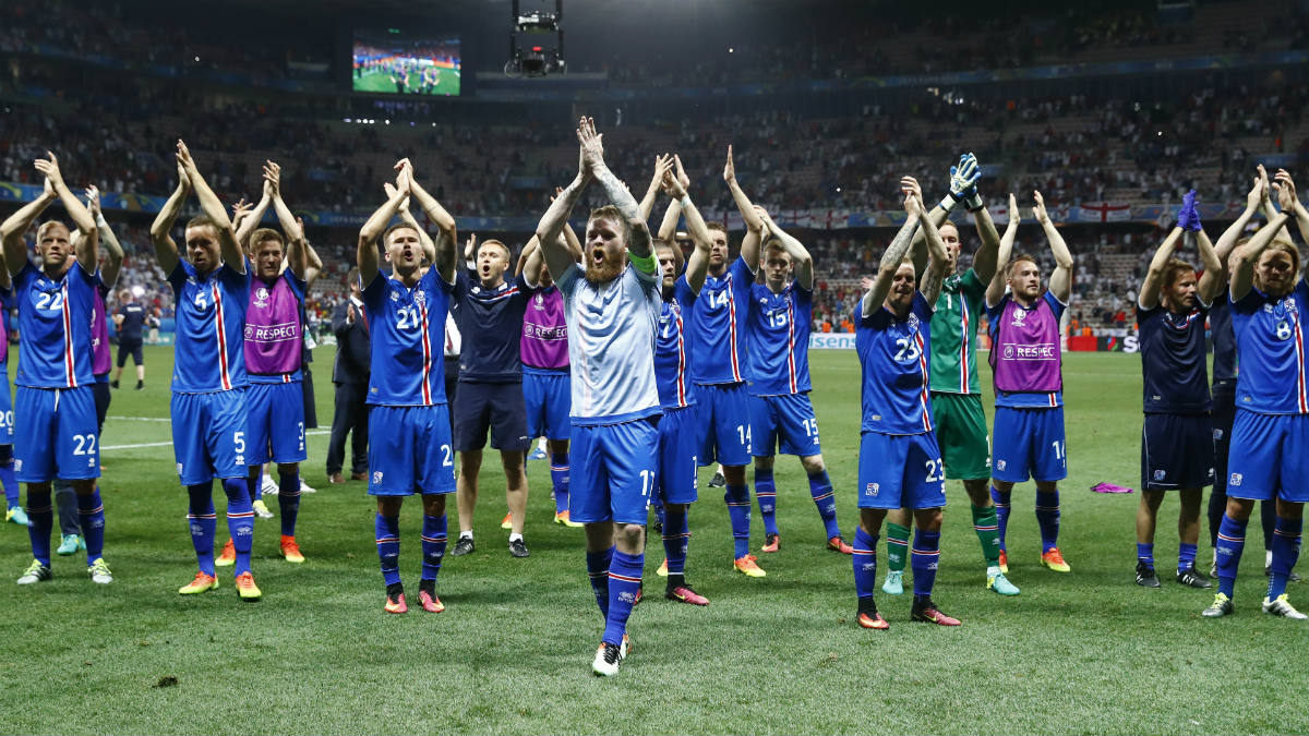 Los jugadores de Islandia celebran el pase a cuartos de la Euro. (Reuters)
