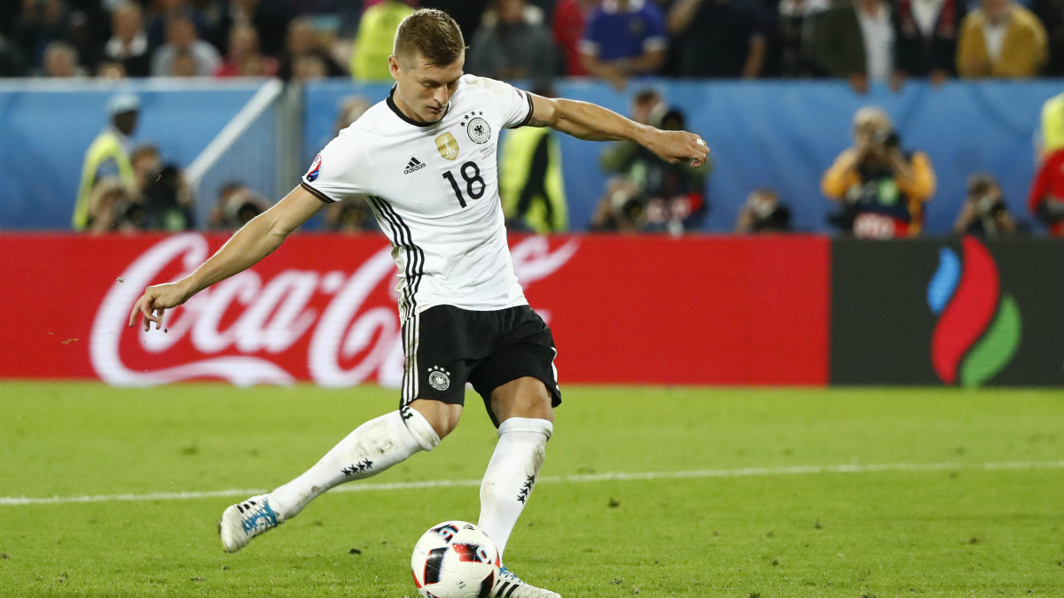 Toni Kroos anotó el primer penalti de Alemania. (Reuters)