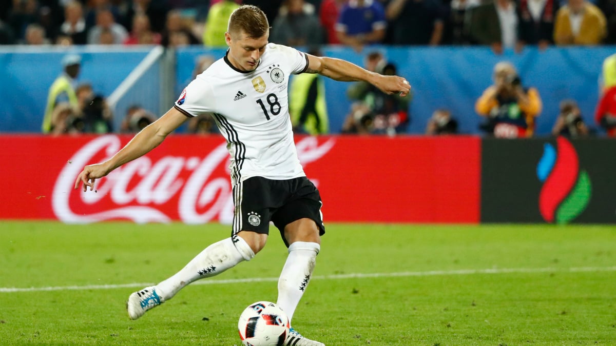 Toni Kroos anotó el primer penalti de Alemania. (Reuters)