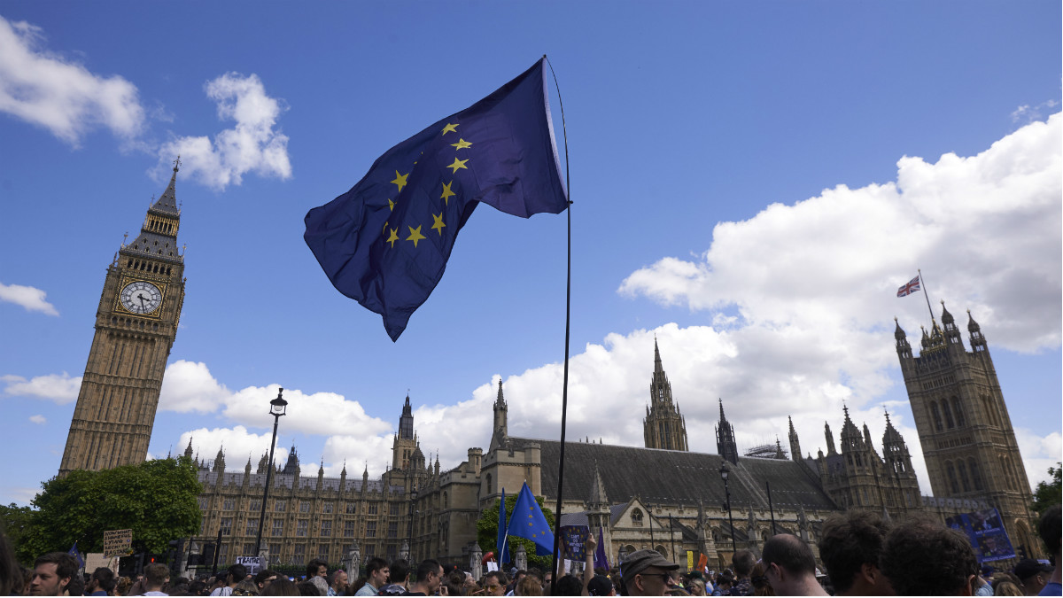 Decenas de miles de británicos ante el Parlamento de Westminster contra el Brexit. (AFP)