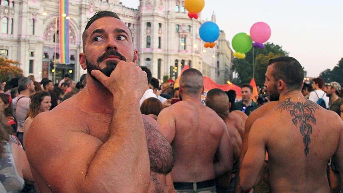 Varios participantes en la marcha del Orgullo en Madrid. (Foto: Enrique Falcón)
