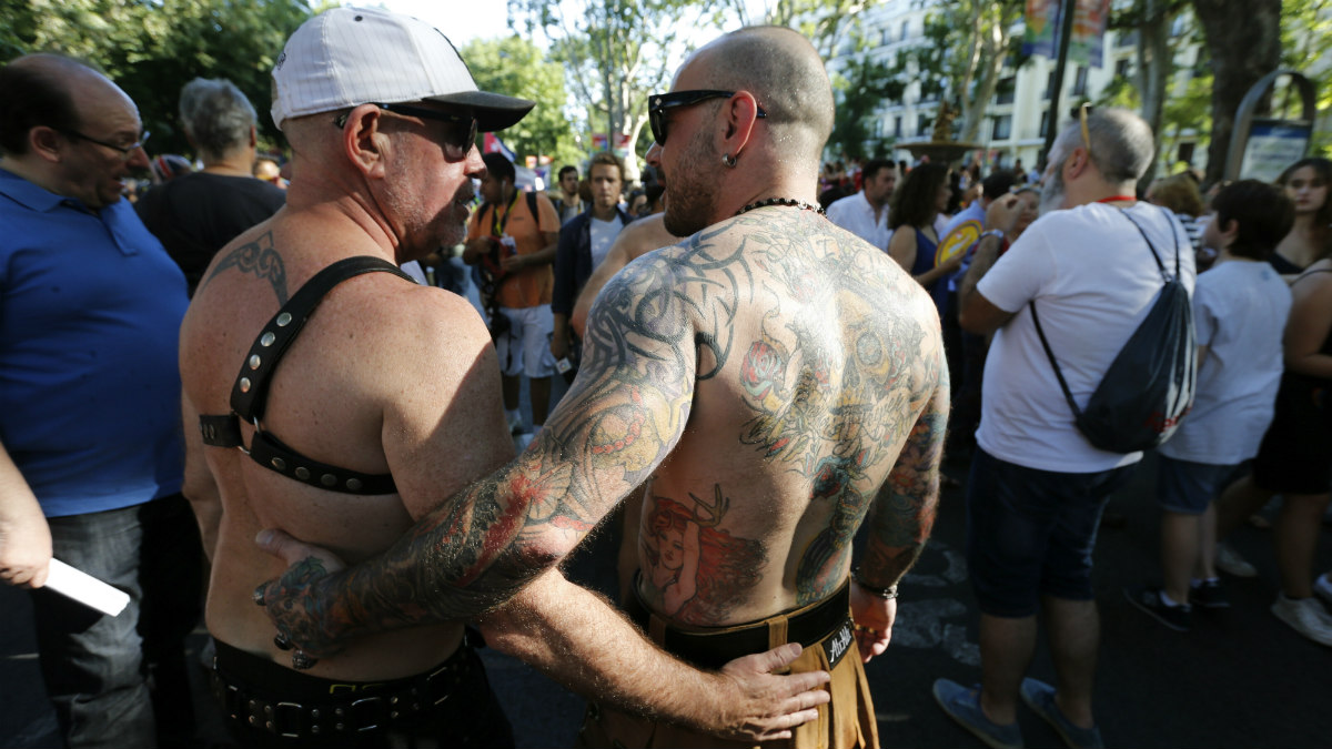 Dos de los asistentes a la marcha del Orgullo Gay en Madrid. (EFE)