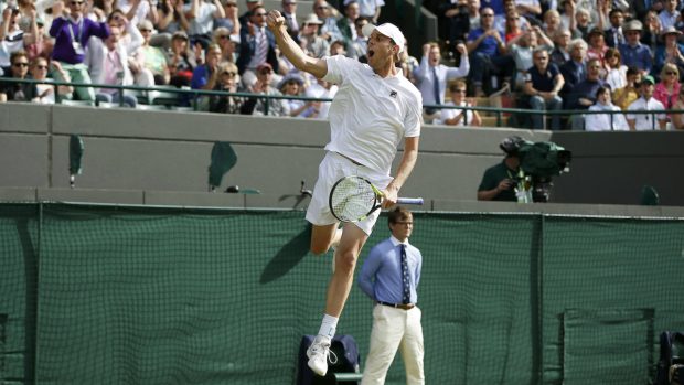 Sam Querrey celebra su victoria frente a Djokovic. (Reuters)