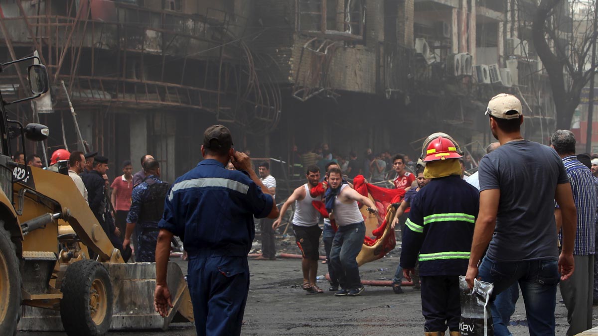 Equipos de rescate evacuan a víctimas del atentado. (Foto: AFP)
