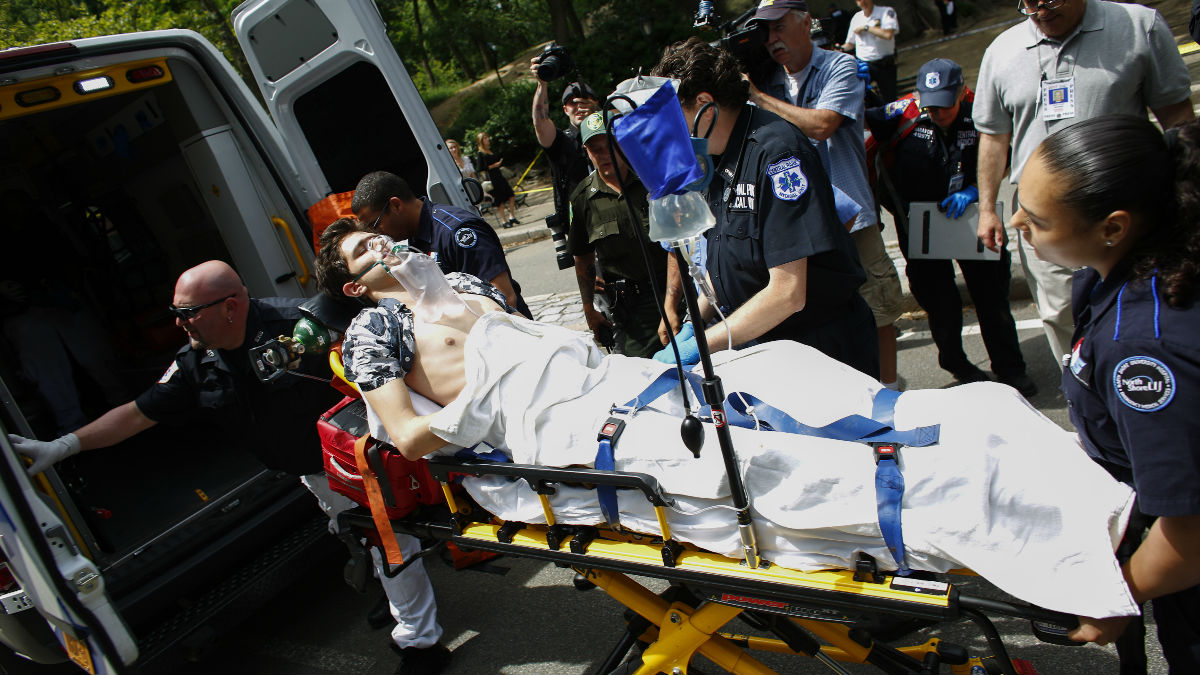 El joven herido es trasladado a un hospital momentos después de producirse la explosión que ha podido dejarle sin un pie. (Foto: AFP)