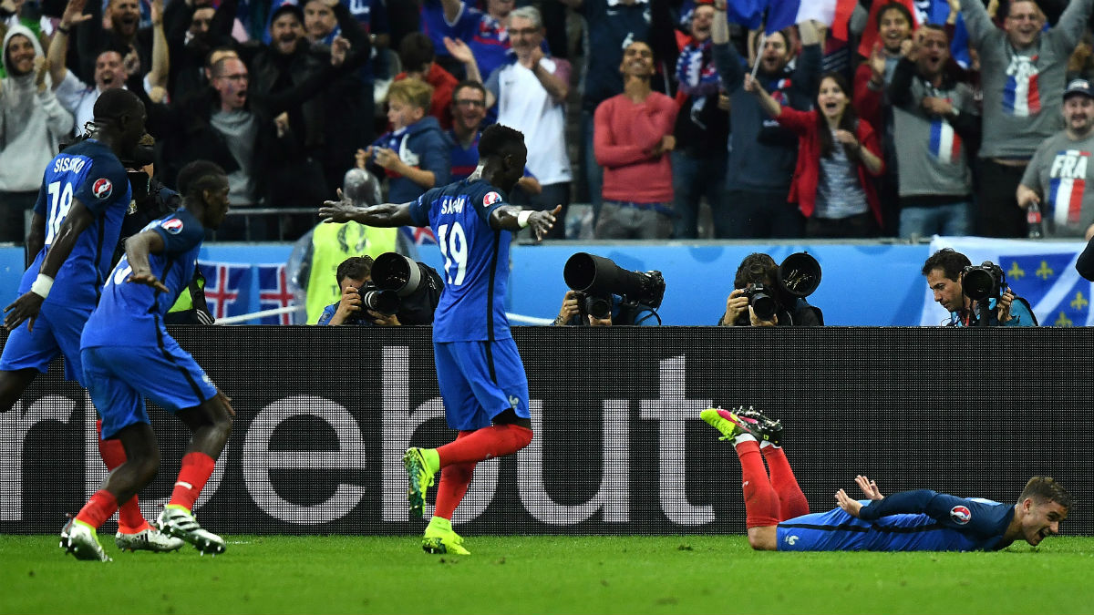 Griezmann celebra el gol que le dio el pichichi de la Eurocopa para Francia. (AFP)