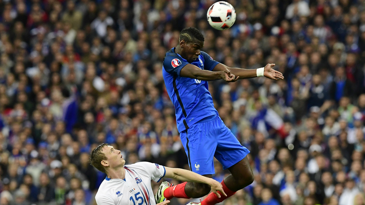 Pogba cabecea magistralmente a gol. (AFP)