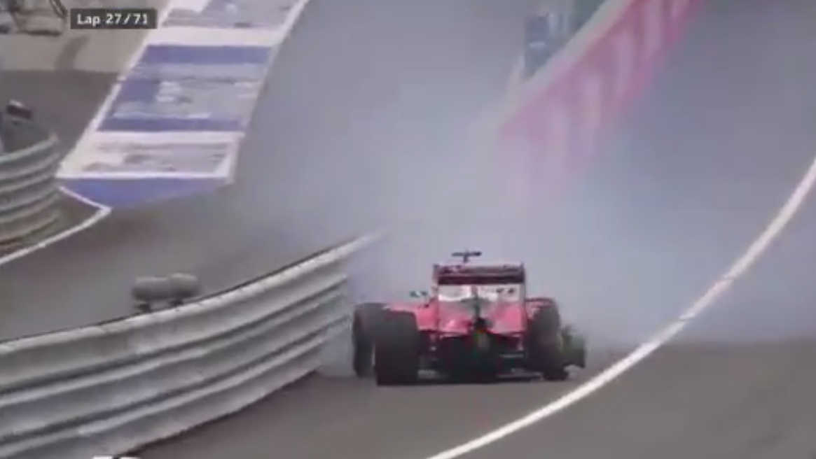 Vettel, en el momento en el que consiguió evitar el muro.