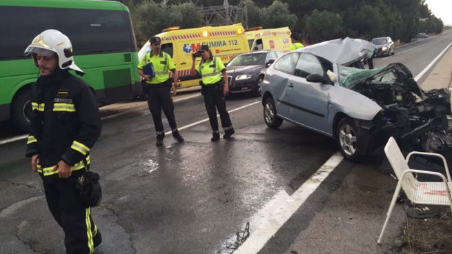 Un fallecido y diez heridos en un accidente entre un coche y un autobús en Madrid