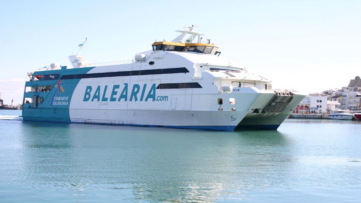 Barco de Baleària.