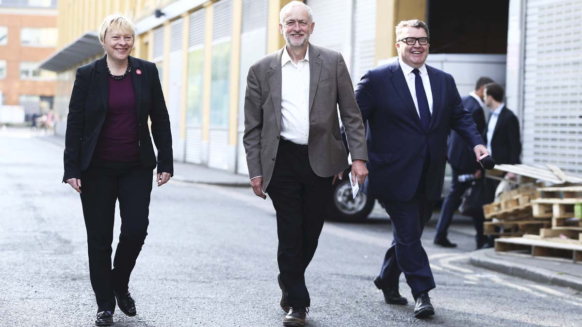 Angela Eagle, a la izquierda, asegura poder derrocar ya a Corbyn (Foto: Reuters)