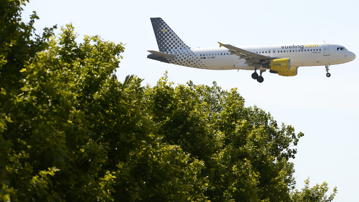 Un avión de Vueling se aproxima a la pista de aterrizaje de El Prat. (AFP)
