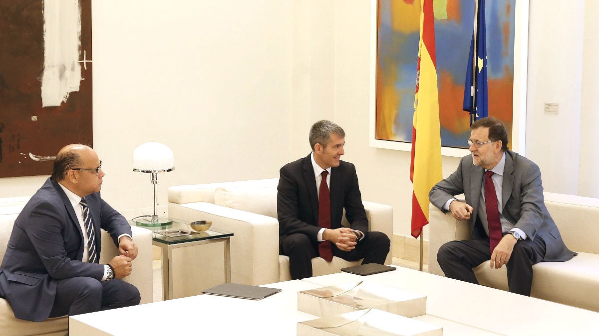 El presidente del Gobierno, Mariano Rajoy (d), conversa con el secretario general de Coalición Canaria, José Miguel Barragán (i), y el presidente de Canarias, Fernando Clavijo (c), durante la reunión que han mantenido en el Palacio de la Moncloa (Foto: Efe)