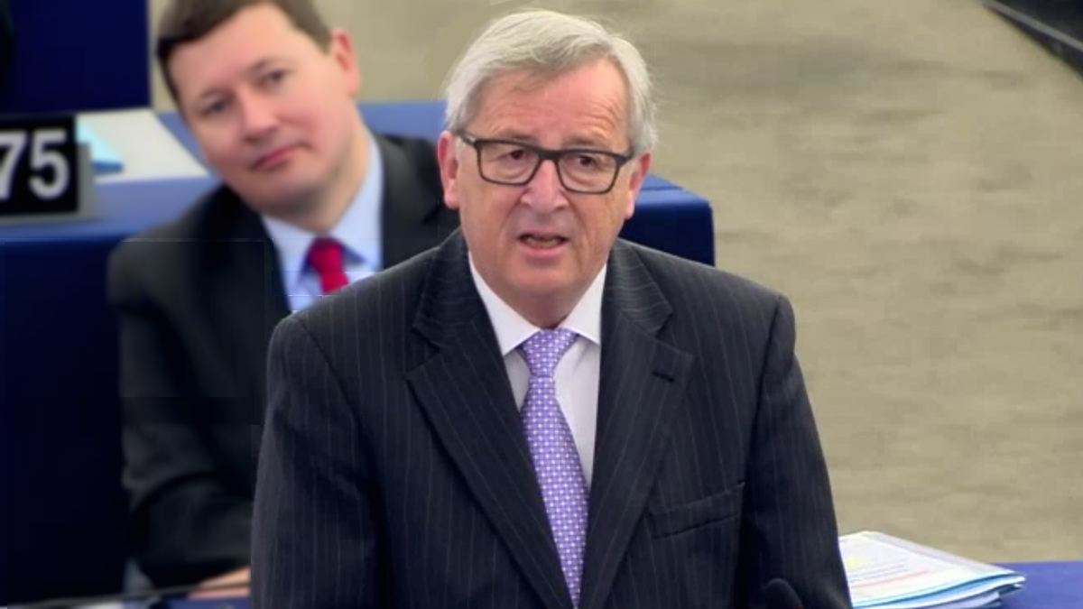 Jean-Claude Juncker, tuerce el gesto y evita nombrar a Cameron en el Parlamento Europeo.