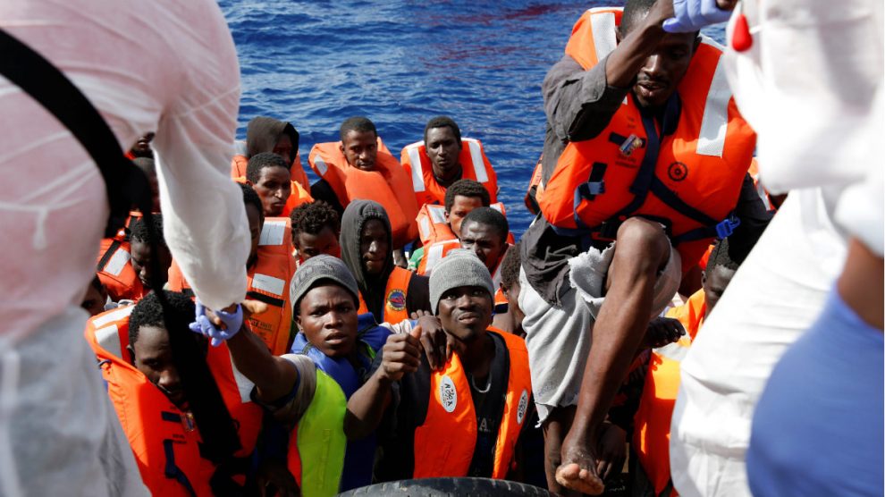 Varios migrantes son rescatados en el Mediterráneo procedentes de Libia. (Reuters)