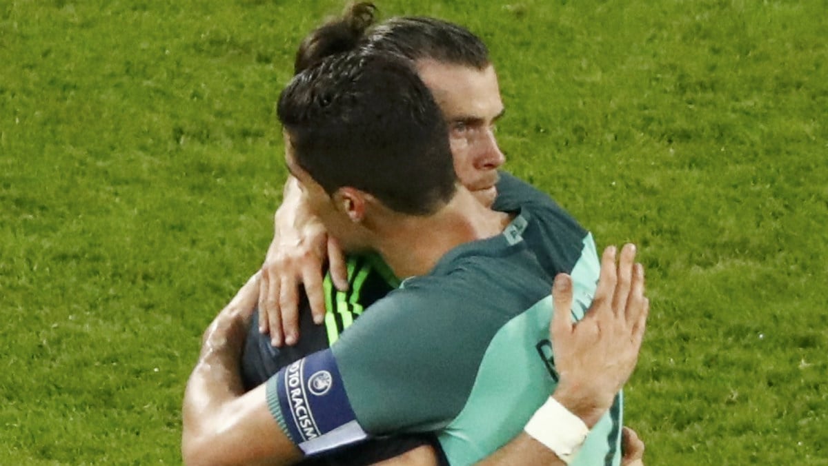 Cristiano consoló a Bale con un abrazo tras la derrota de Gales. (Reuters)