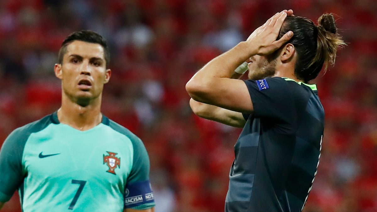 Bale se lamenta ante la mirada de Cristiano Ronaldo. (Reuters)