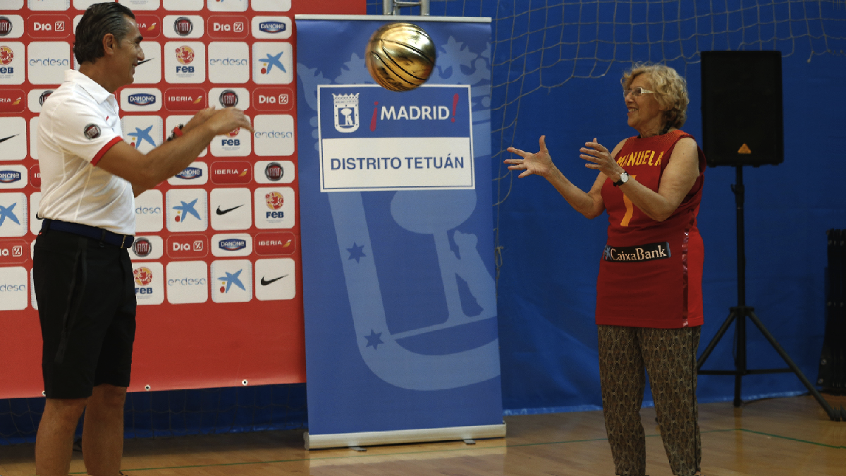La alcaldesa Carmena con el seleccionador de baloncesto nacional. (Foto: EFE)