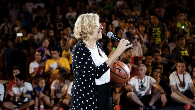 Carmena anuncia un torneo de baloncesto que no se realizará: no quiere pagar a los árbitros