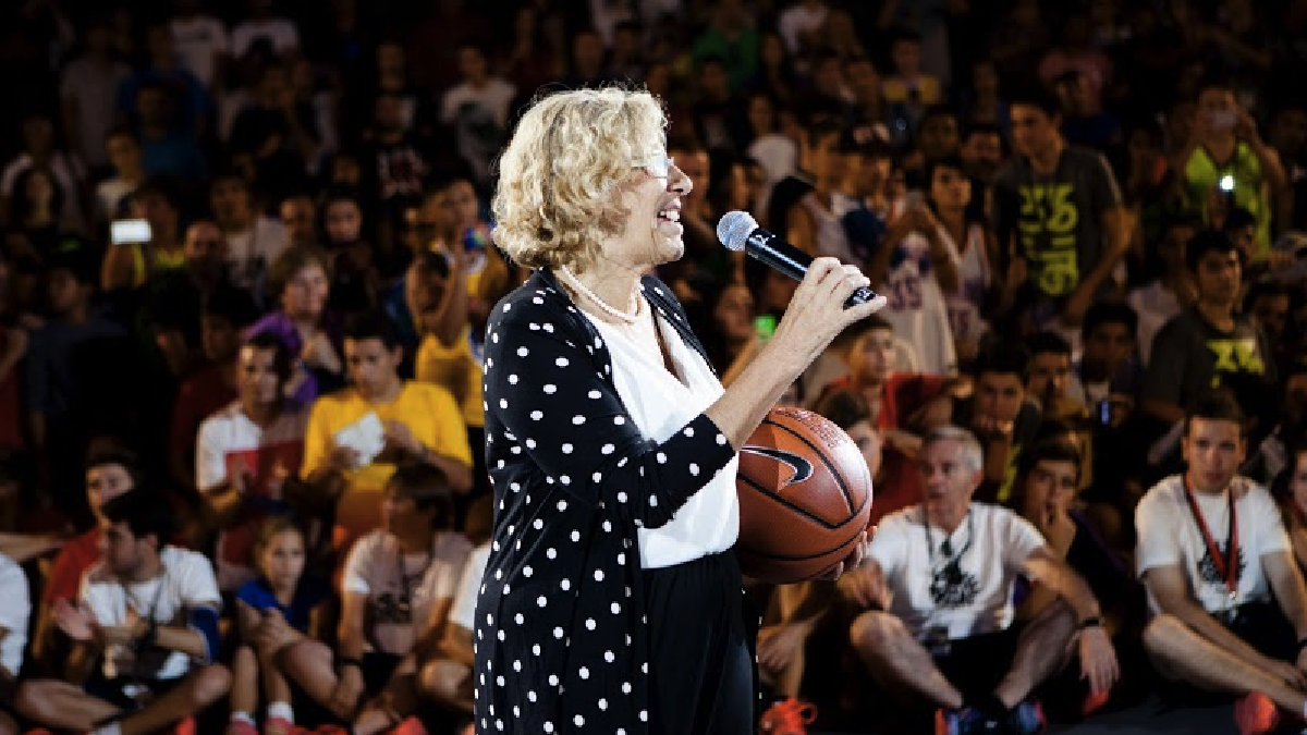 La alcaldesa Carmena con una pelota de baloncesto. (Foto: Madrid)