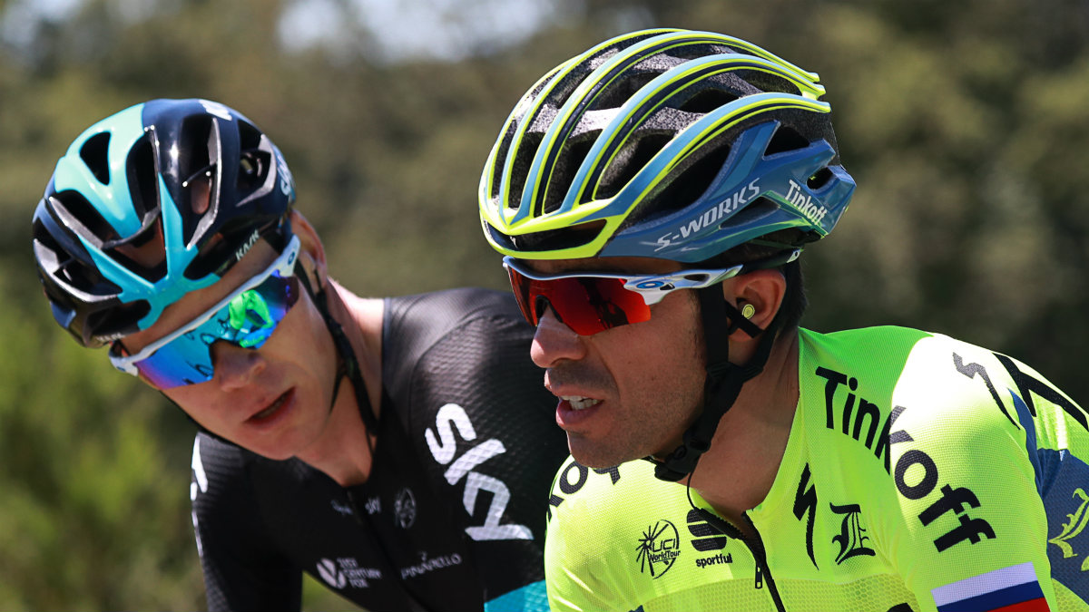 Chris Froome dialoga con Alberto Contador, el hombre que dinamitó la Vuelta a España. (AFP)