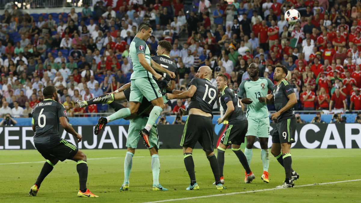 Cristiano marca el 1-0 de Portugal ante Gales. (Reuters)