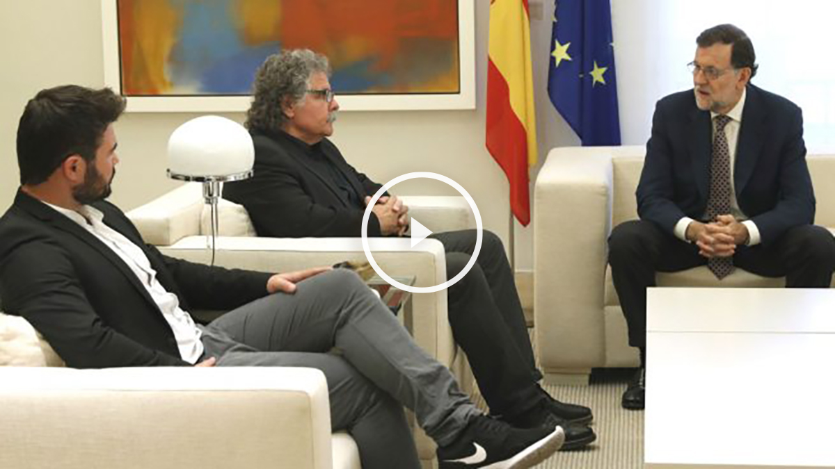 El presidente del Gobierno, Mariano Rajoy (d), conversa con los dirigentes de ERC Gabriel Rufián (i) y Joan Tardá (c), durante la reunión que han mantenido en el Palacio de la Moncloa, dentro de la ronda de contactos que ha iniciado en busca de apoyos para su investidura (Foto: Efe)