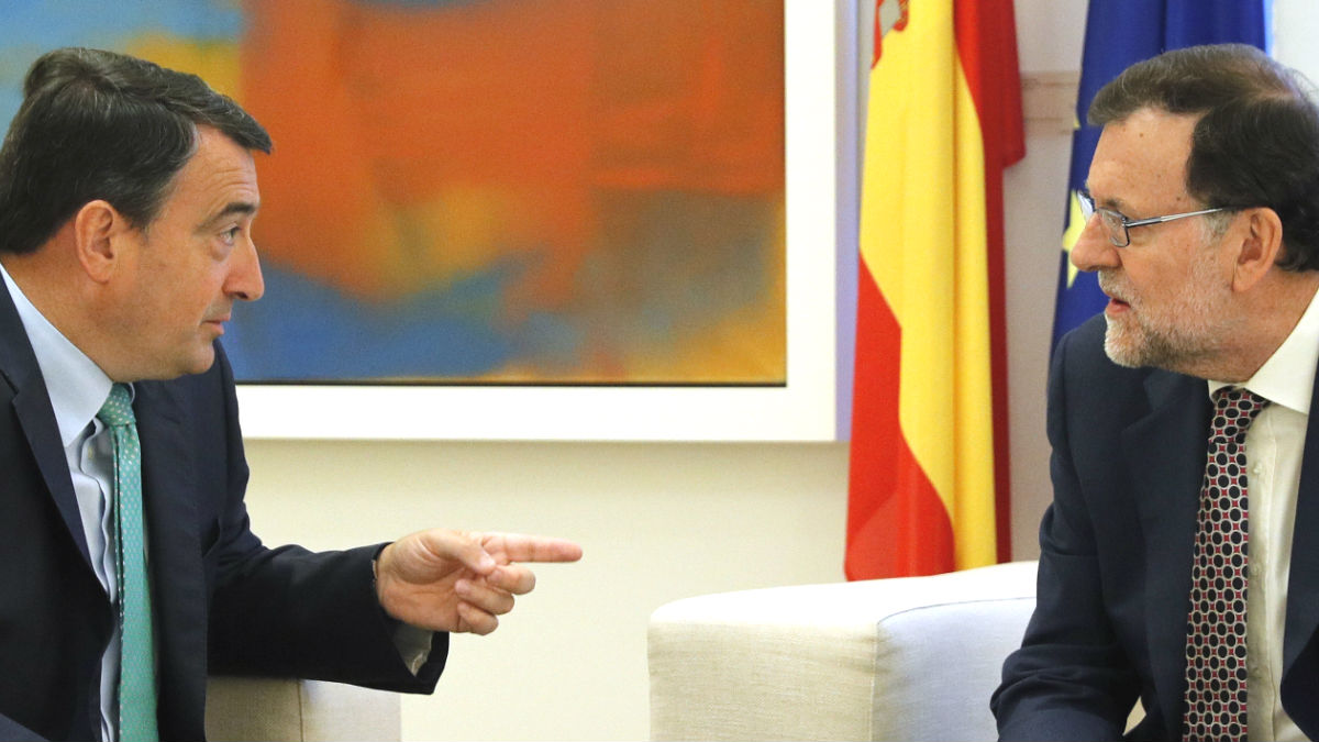 Mariano Rajoy y Aitor Esteban. (Foto: EFE)
