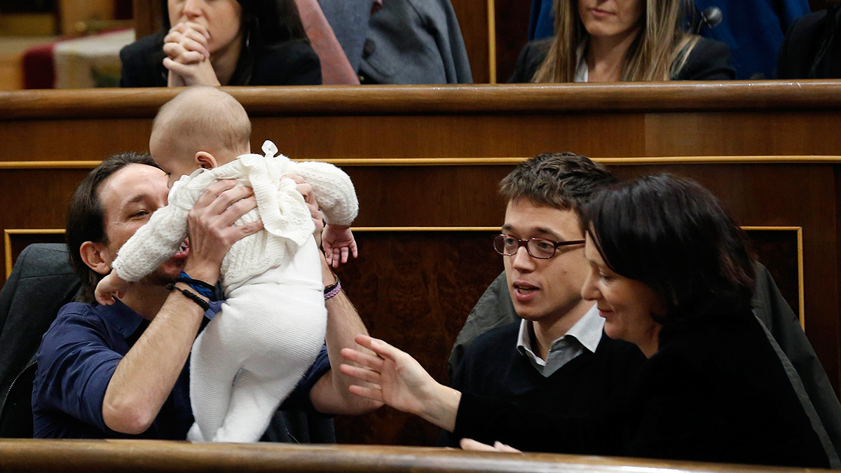 Carolina Bescansa con su hijo en el Congreso de los Diputados. (Foto: EFE)