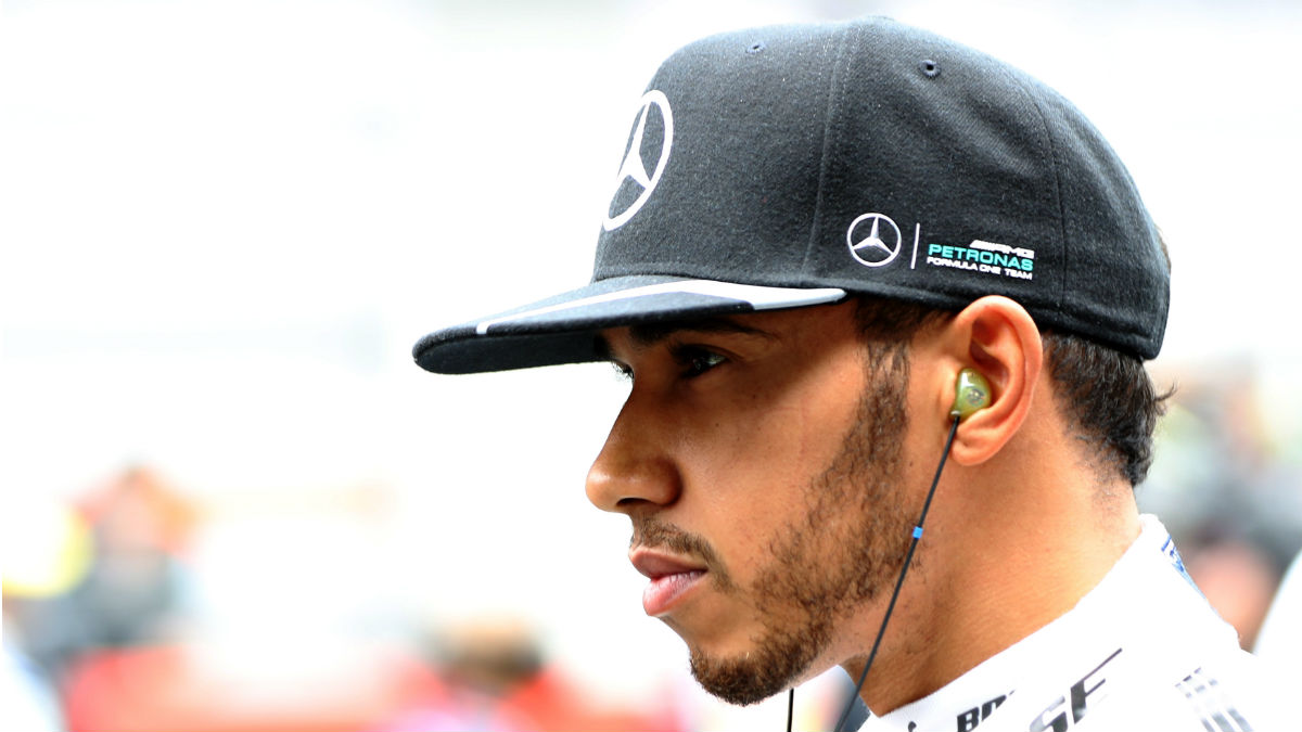 Lewis Hamilton perdió la cabeza en Baku después de estrellarse contra el muro durante la clasificación. (Getty)