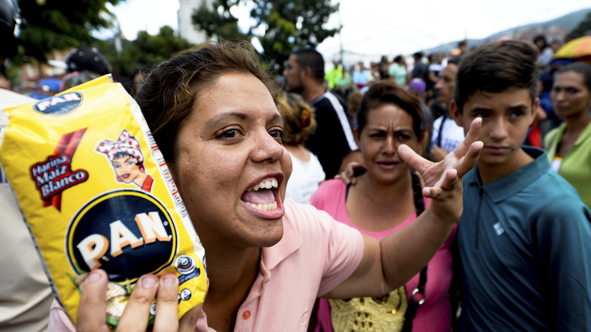 Una venezolana reprocha a las autoridades la escasez de comida. (Foto: AFP)