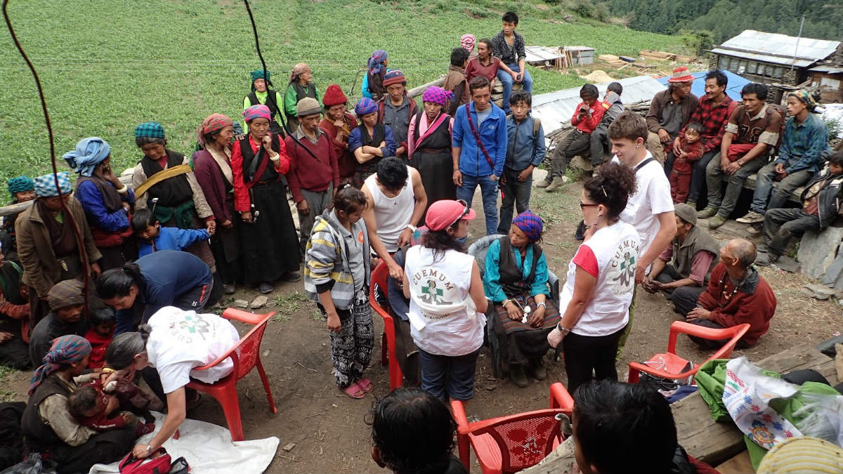 Voluntarios de la asociación J.R. Morandeira atienden a los miembros de un poblado nepalí. (Foto: J.R. Morandeira)