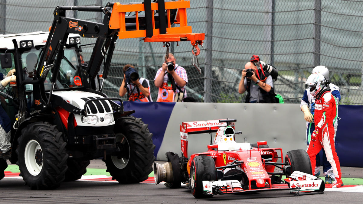 El abandono de Vettel en Austria fue causado por restos presentes en la pista, que provocaron el pinchazo de su neumático trasero derecho. (Getty)