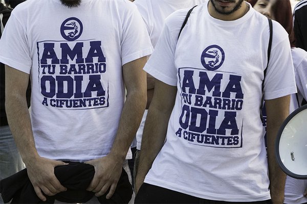 Camiseta incitando a la violencia contra Cristina Cifuentes. (Foto: TW)