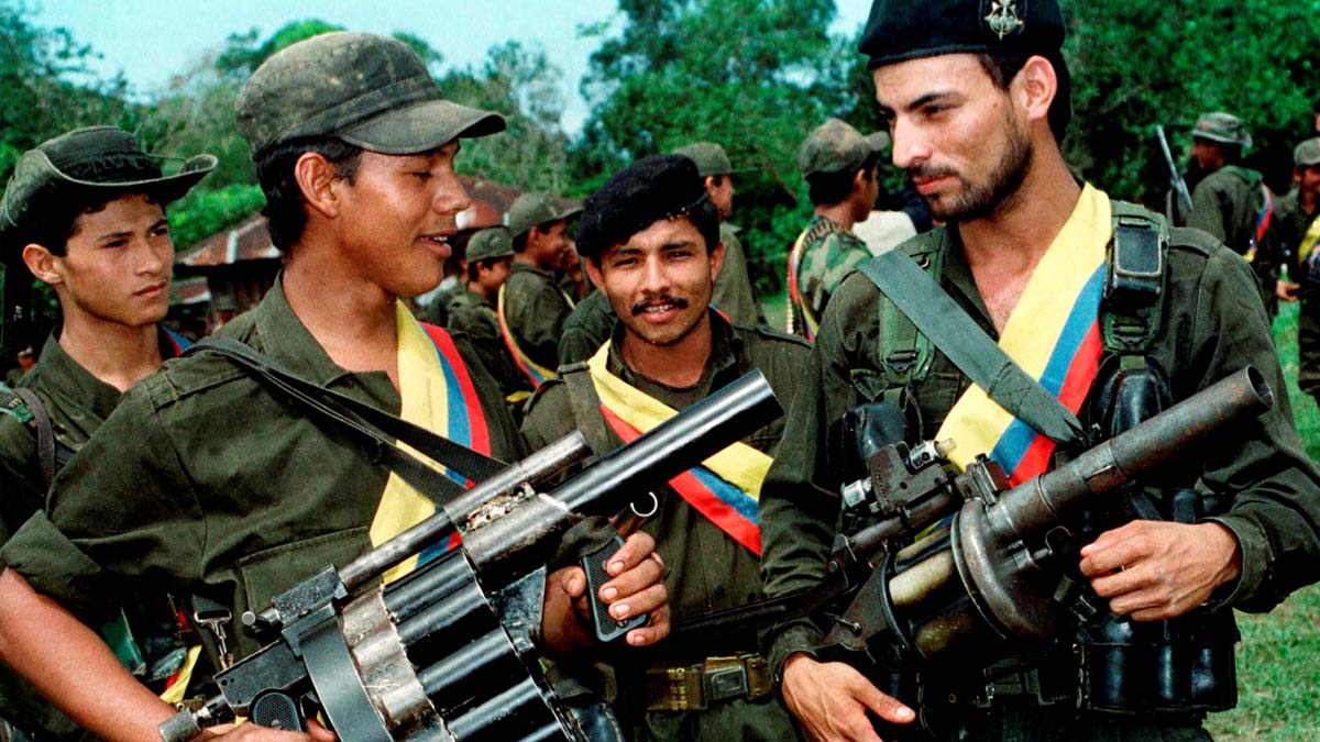 Guerrilleros de las FARC con sus armas en una imagen de 1998 (Foto: Reuters)