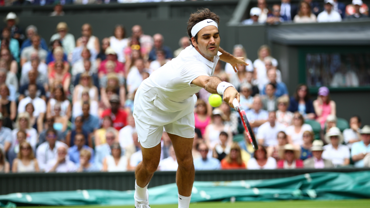 Roger Federer se estira a por un pelota. (AFP)