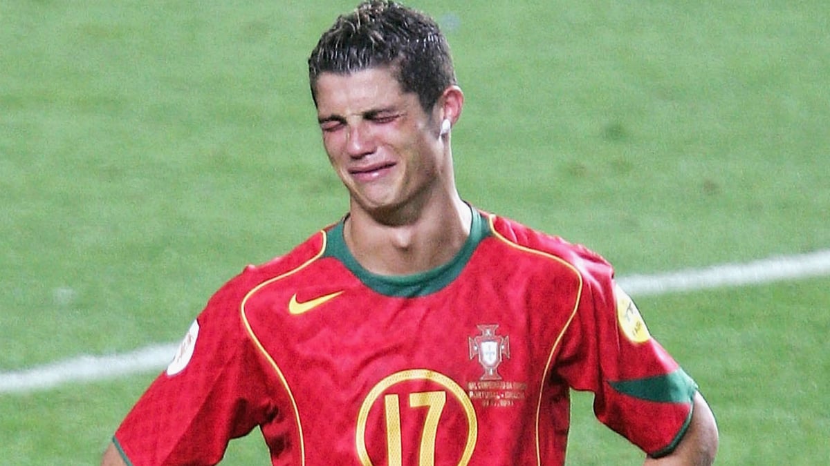 Cristiano Ronaldo llora tras perder la final de la Eurocopa 2004. (Getty Images)