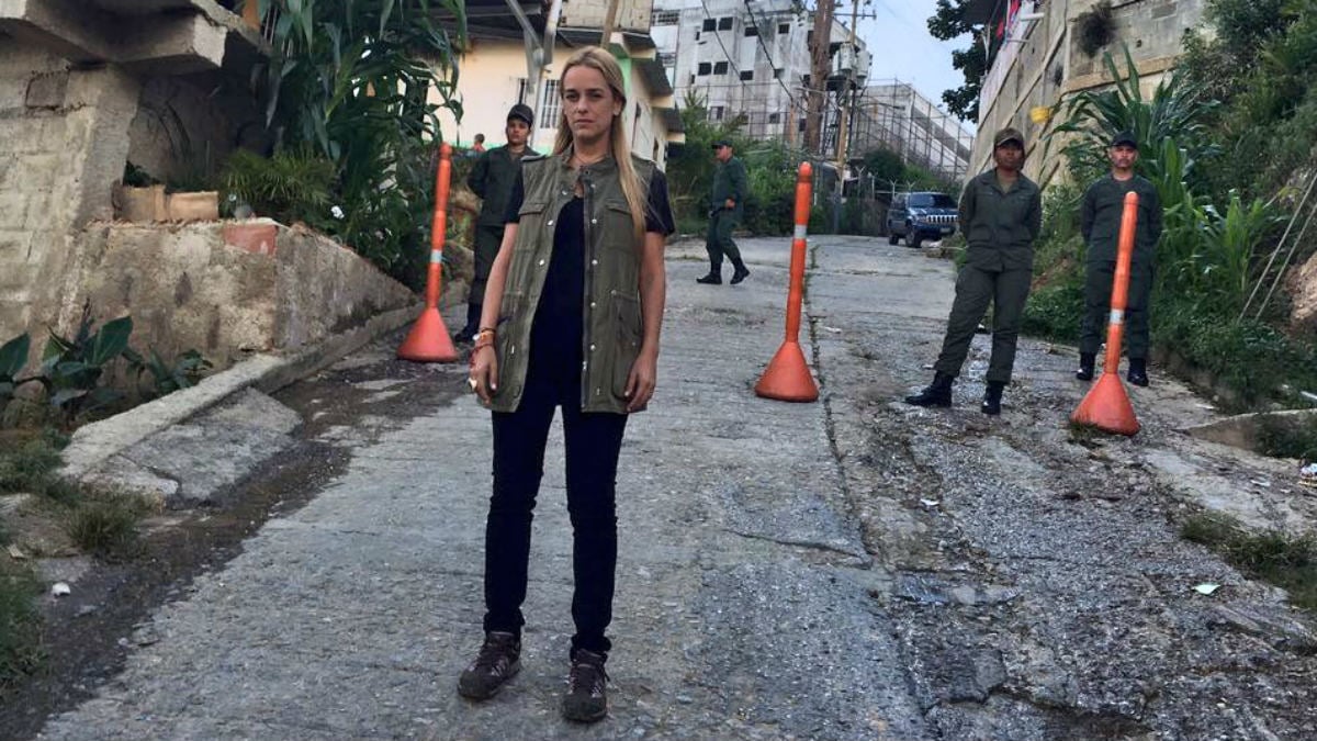 Lilian Tintori ante la prisión de Ramo Verde, donde el chavismo le impide ver a su esposo, el preso político Leopoldo López. (TW)