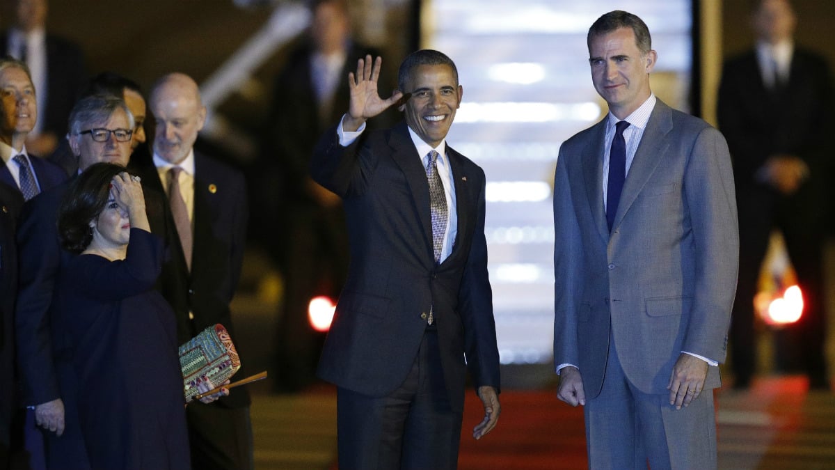 Barack Obama saluda a su llegada a la base de Torrejón, junto al Rey Felipe VI y la vicepresidenta en funciones, Soraya Sáenz de Santamaría. (EFE)