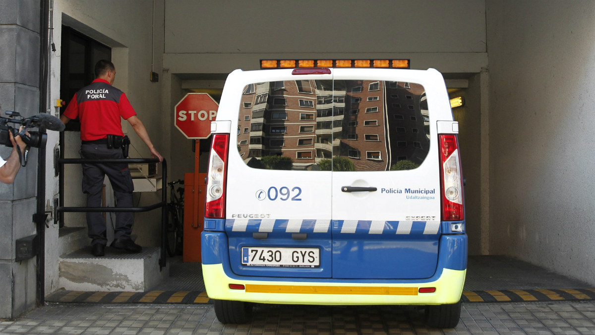 Un furgón policial entra en los juzgados de Pamplona con uno de los detenidos por la agresión sexual durante los Sanfermines. (EFE)