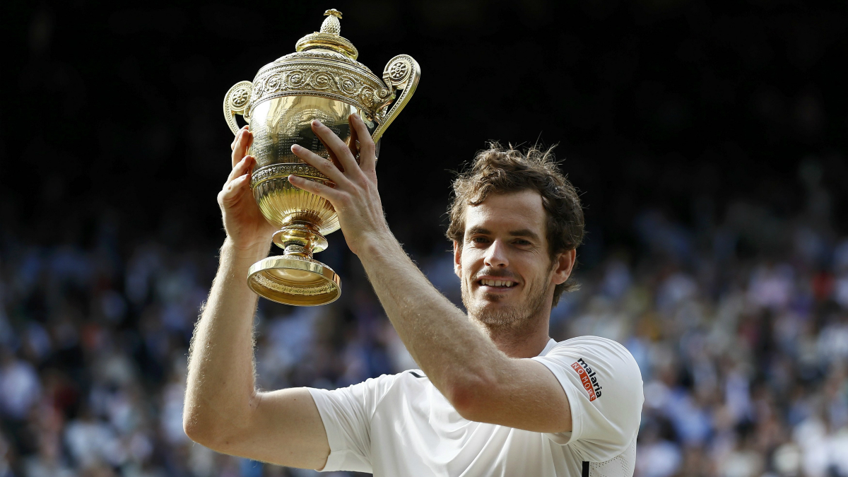 Andy Murray levanta el trofeo de campeón de Wimbledon. (Reuters)