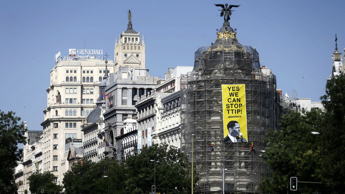 Cartel de Greenpeace contra Obama y el TTIP  colgado del edificio Metrópolis de Madrid. (EFE)